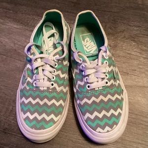 Vans unisex chevron print shoes. Mens size 5 womens size 6.5